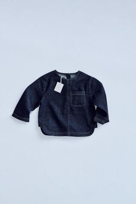 ZARA TIMELESZ - ДЖИНСОВАЯ РУБАШКА С ДЕКОРАТИВНОЙ СТРОЧКОЙ, ТЕМНЫЙ ИНДИГО