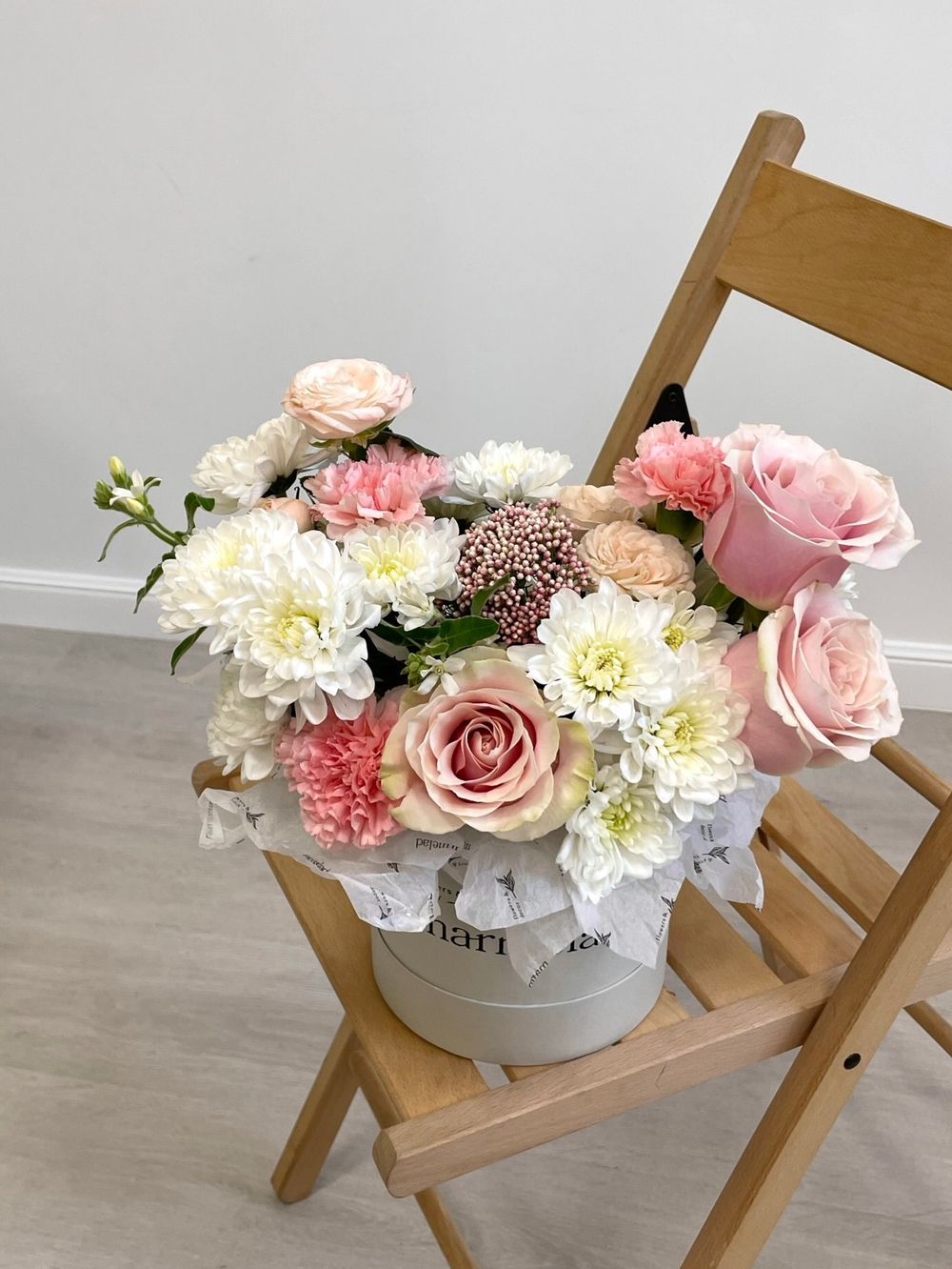 Цветочная композиция в коробке с хризантемой  и розой