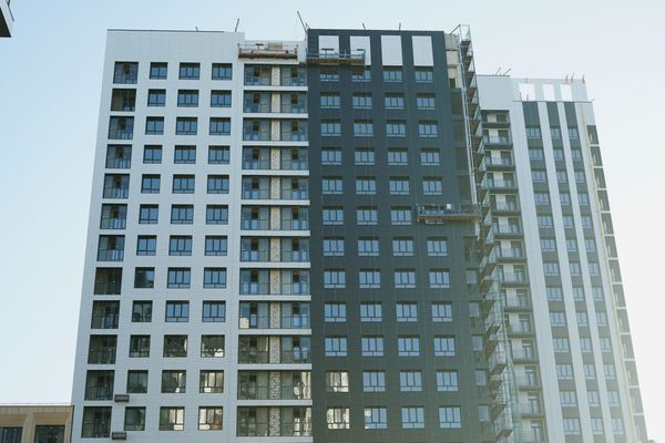 Разбираем подробно ҚР ЕЖ 5.06-19-2012 / СП РК 5.06-19-2012: выбор облицовочных материалов (кассеты, керамогранит, клинкер, натуральный камень) и ограничения по применению