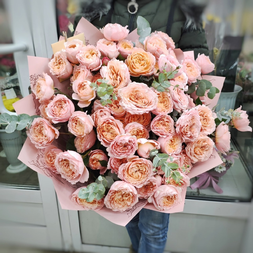 Букет из 15 кустовых пионовидных роз сорта "Julietta" с эвкалиптом