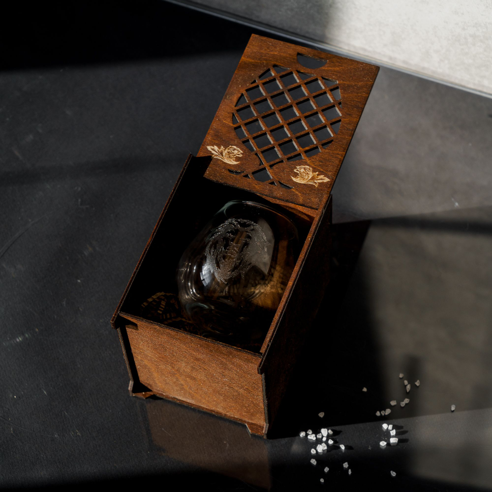 Бокал с гравировкой в подарочной коробке