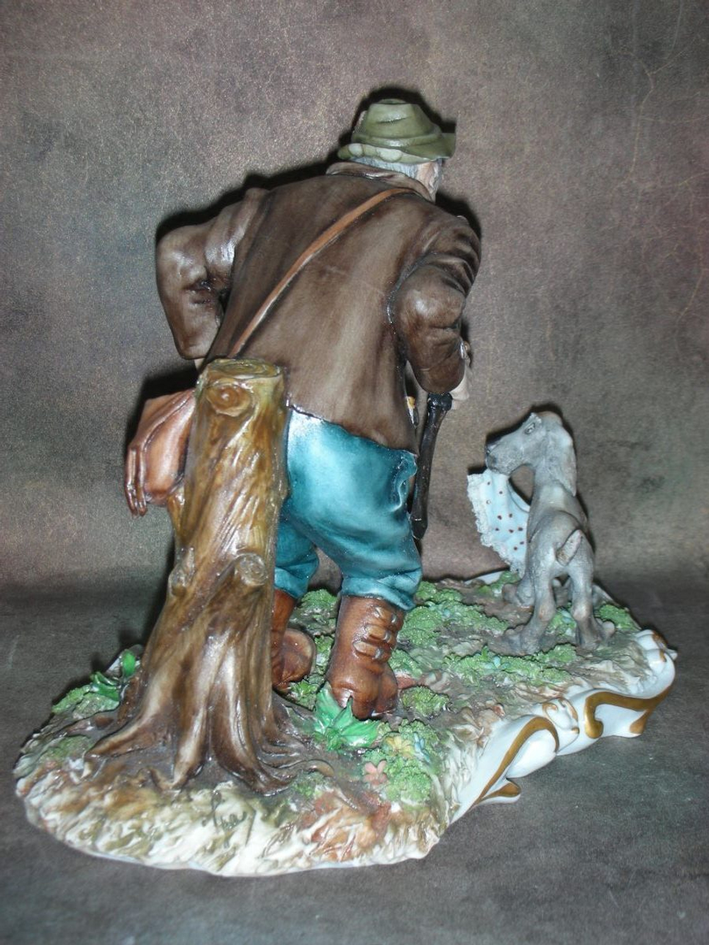Статуэтка. Фарфор. Охотник с собакой. Capodimonte. Италия