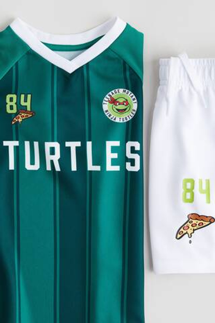 H&M Комплект из футболки и шорт с принтом, зеленый