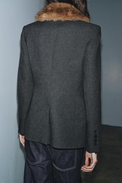 ZARA ПРИТАЛЕННЫЙ БЛЕЙЗЕР С ВОРОТНИКОМ ИЗ ИСКУССТВЕННОГО МЕХА — ZW COLLECTION, СЕРЫЙ МЕЛАНЖ