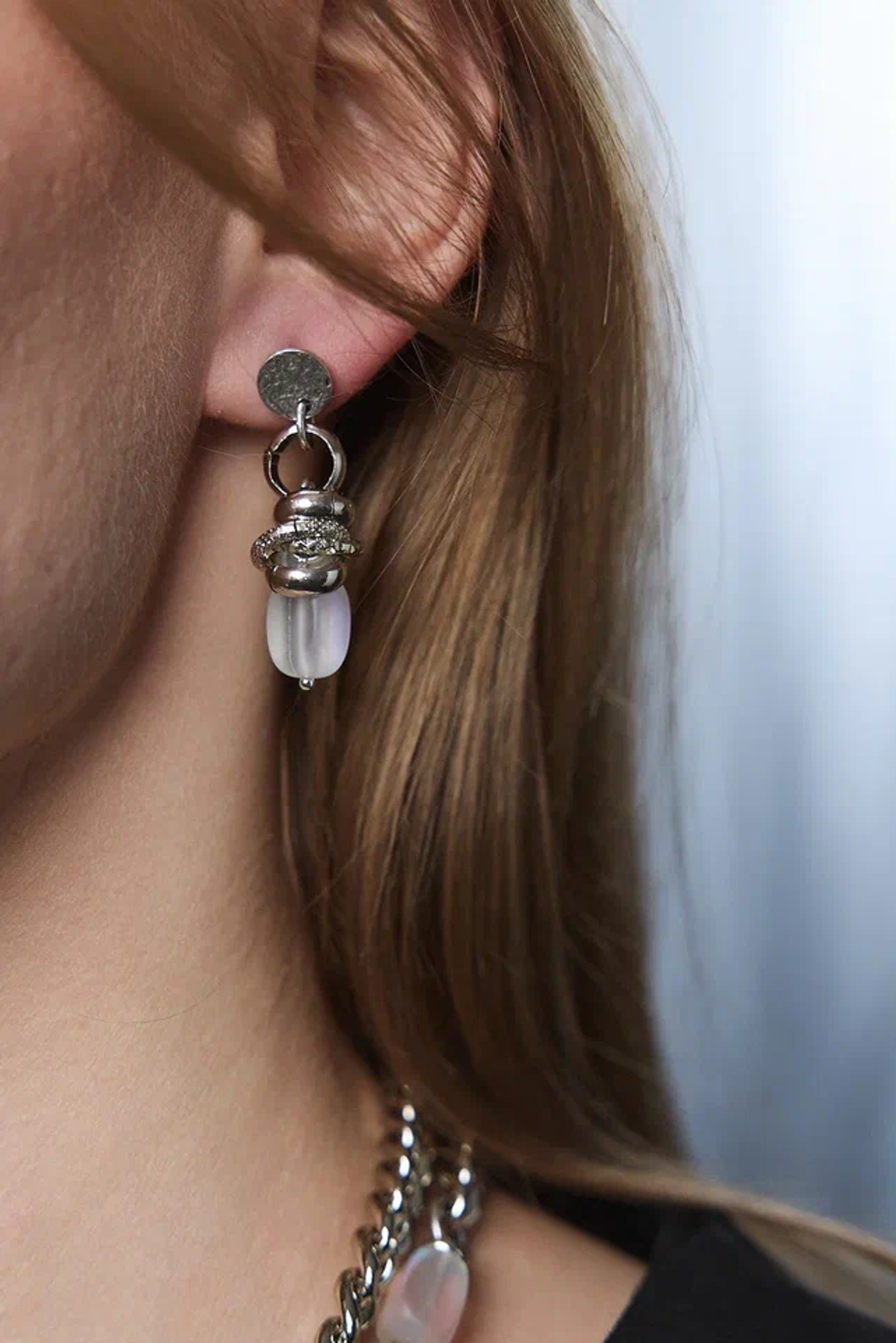 Серьги на замке левербек с опалами, оттенок серебро