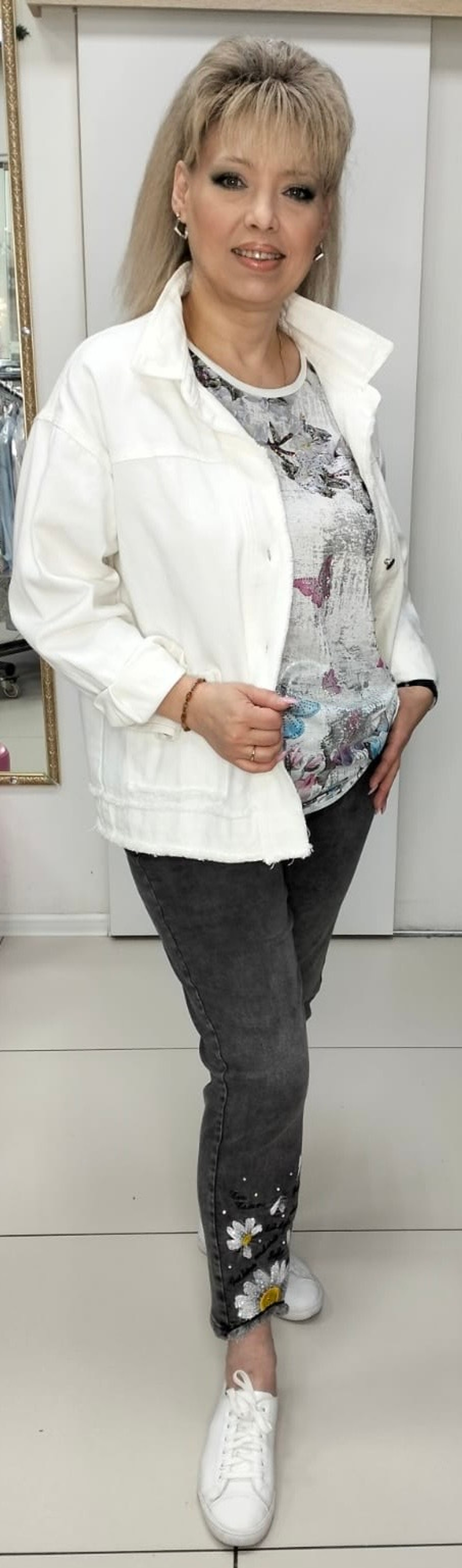 Белый джинсовый жакет с кармашками на большие размеры