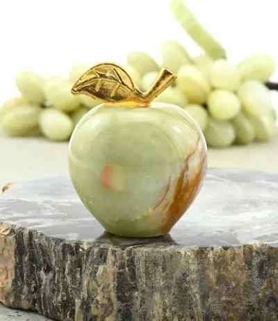 Яблоко из камня оникс 37*37*45мм.