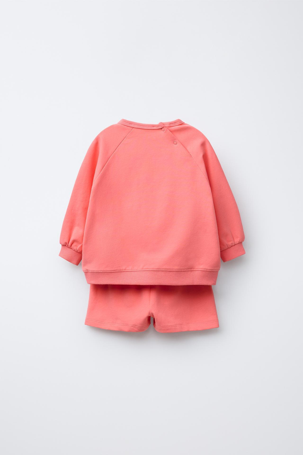 ZARA КОМПЛЕКТ ИЗ ТОЛСТОВКИ И ШОРТОВ С НАШИВКОЙ, РОЗОВАТЫЙ