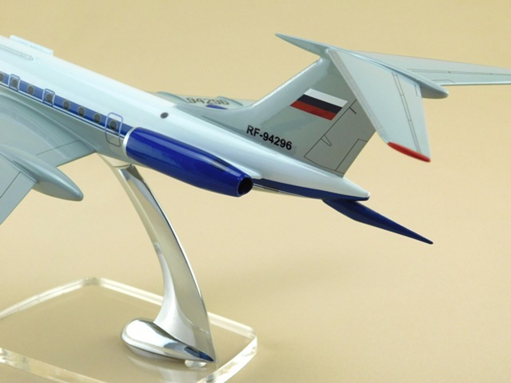 Модель самолета Ту-134 с антенной БУС (М1:100, ВВС с синей полосой)