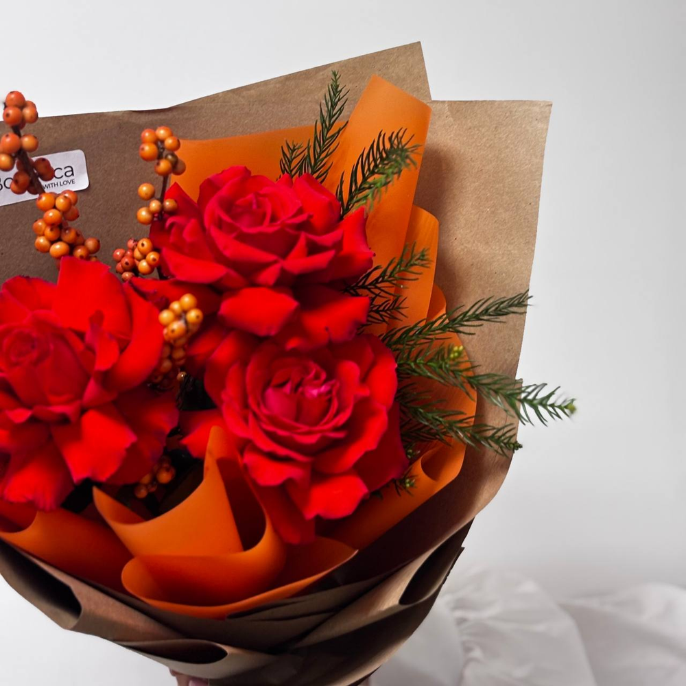 Авторский букет с французскими розами, илексом и хвоей. Букет 1222