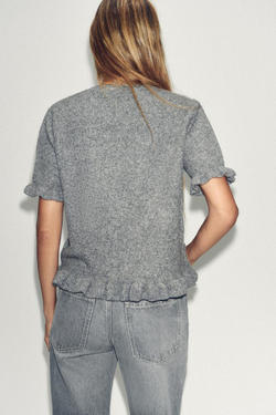 ZARA ТРИКОТАЖНЫЙ ДЖЕМПЕР С КОРОТКИМИ РУКАВАМИ И РЮШАМИ, СЕРЫЙ