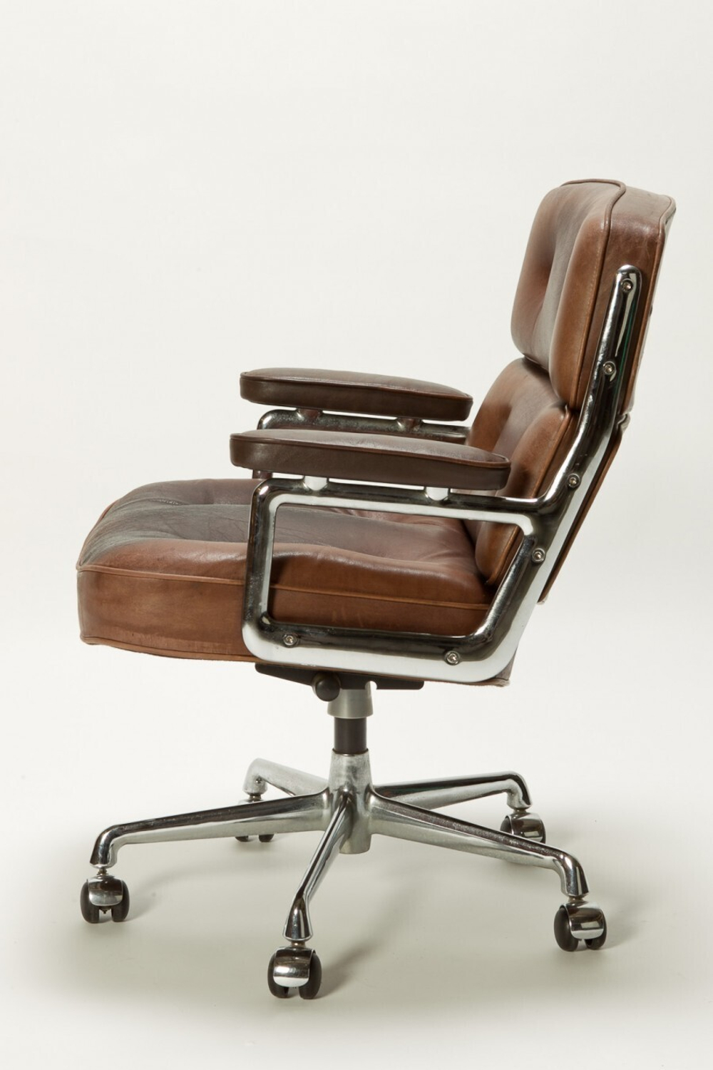 Кресло офисное Eames Lobby ES104