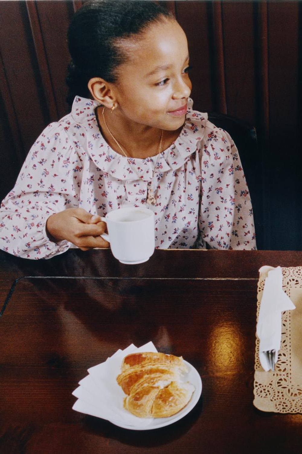 ZARA РУБАШКА С ЦВЕТОЧНЫМ ПРИНТОМ И ВОЛАНАМИ, ЭКРЮ/КРАСНЫЙ