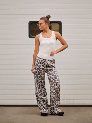 Широкие серые брюки с леопардовым принтом
