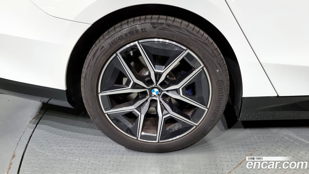 BMW 5 Series (G60) 520i M Sports (02.2024)