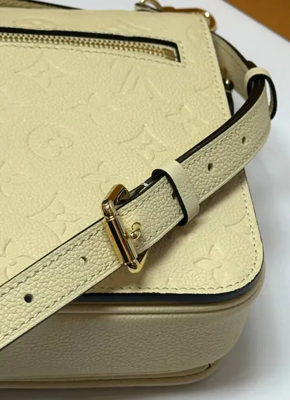 Сумка Louis Vuitton Pochette Metis кремовый