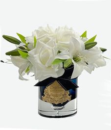 Лилии и розы цвета слоновая кость в черной вазе, Cote Noire