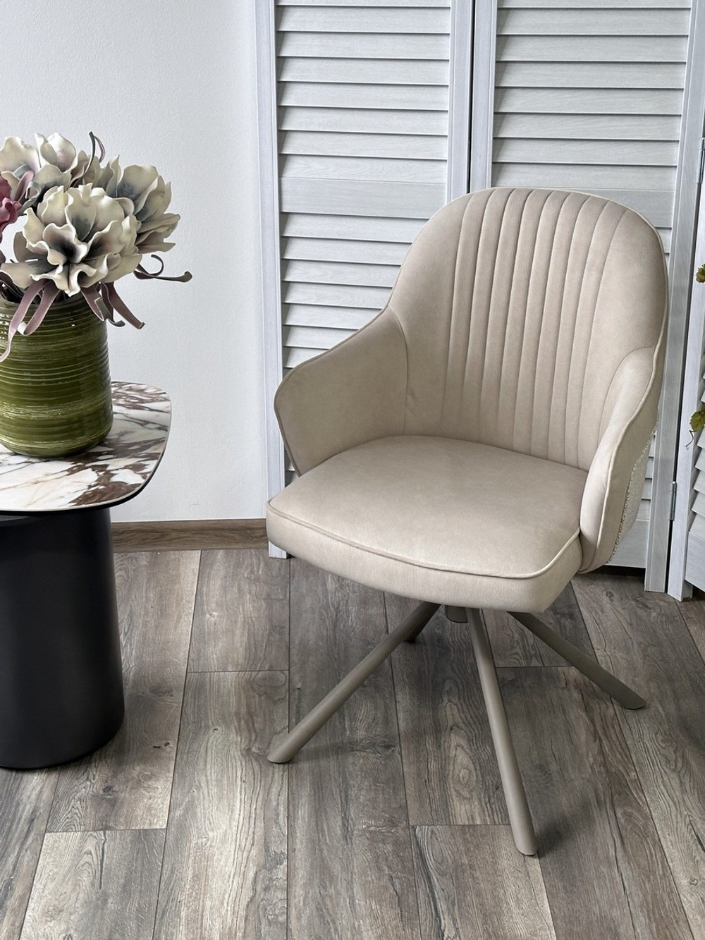 Стул М-City DISAUR Рикард (Rikard) поворотный на 360 градусов, Кремовый Riely-111, Present-120, Шенилл-Велюр, Латте каркас