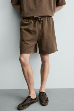 ZARA БАЗОВЫЕ ШОРТЫ-ДЖОГГЕРЫ С ЭФФЕКТОМ ПОТЕРТОСТИ, КОРИЧНЕВЫЙ