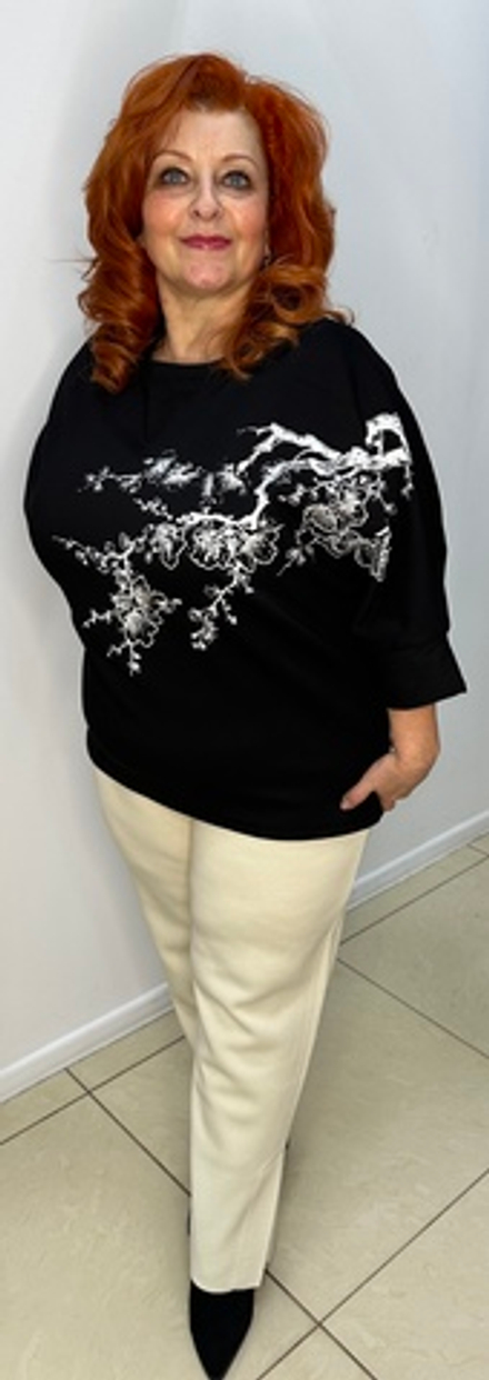 Черная толстовка с белым принтом