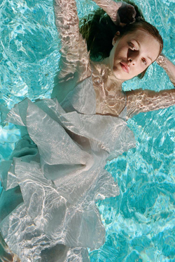 ZARA КОРОТКОЕ ПЛАТЬЕ С ВОЛАНАМИ, СЕРЕБРИСТЫЙ