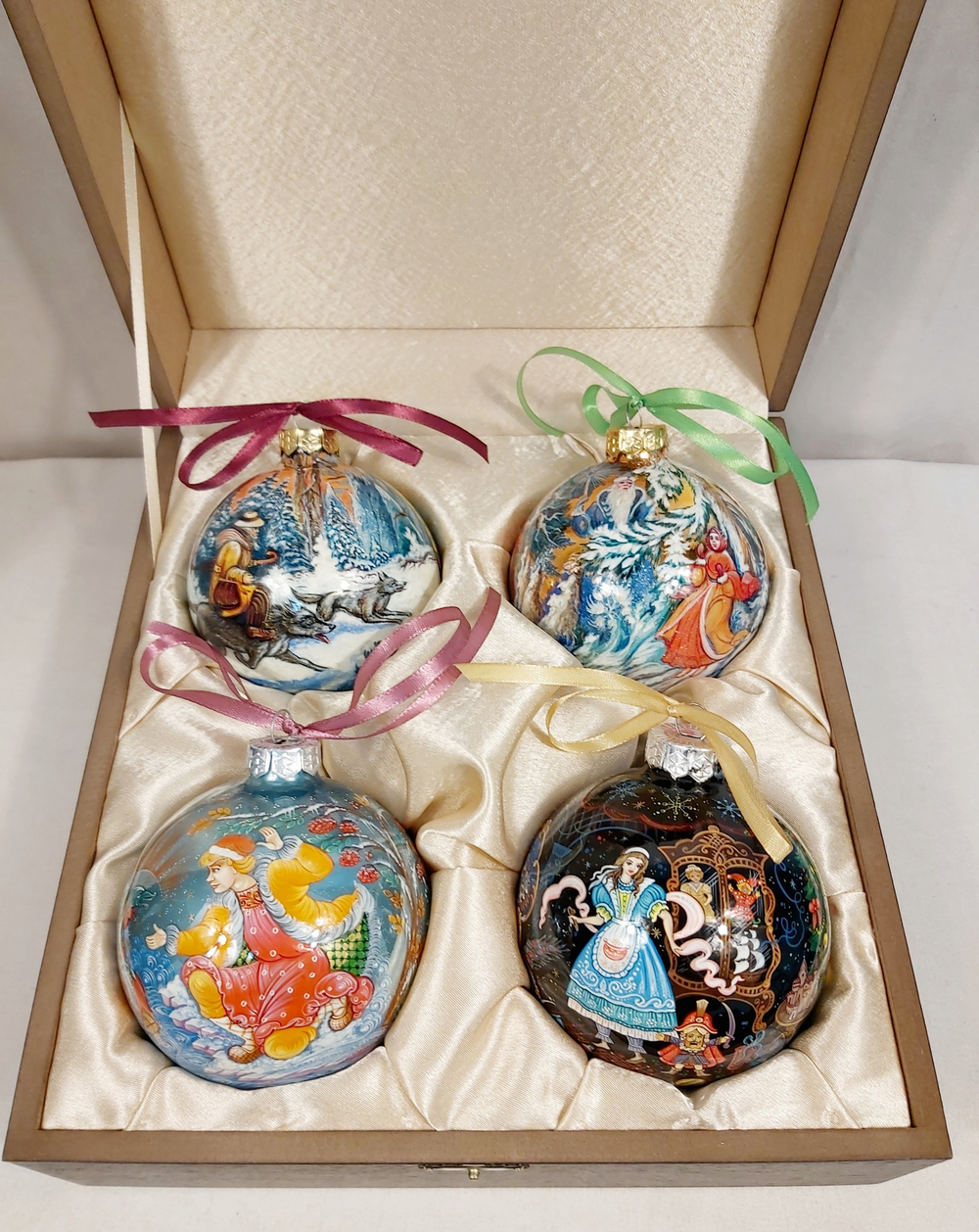Сувенирный набор из 4-х новогодних шаров с ручной росписью