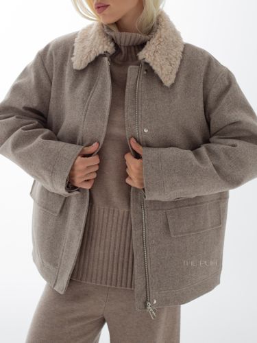 Бежевая куртка в елочку с меховым воротником