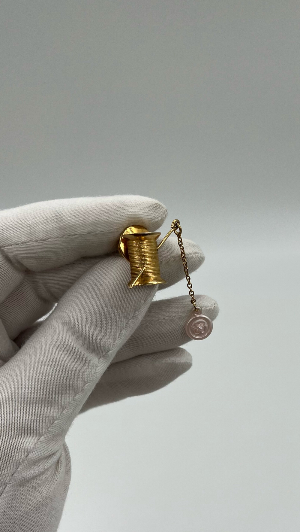 Брошь пин Катушка ниток Avon