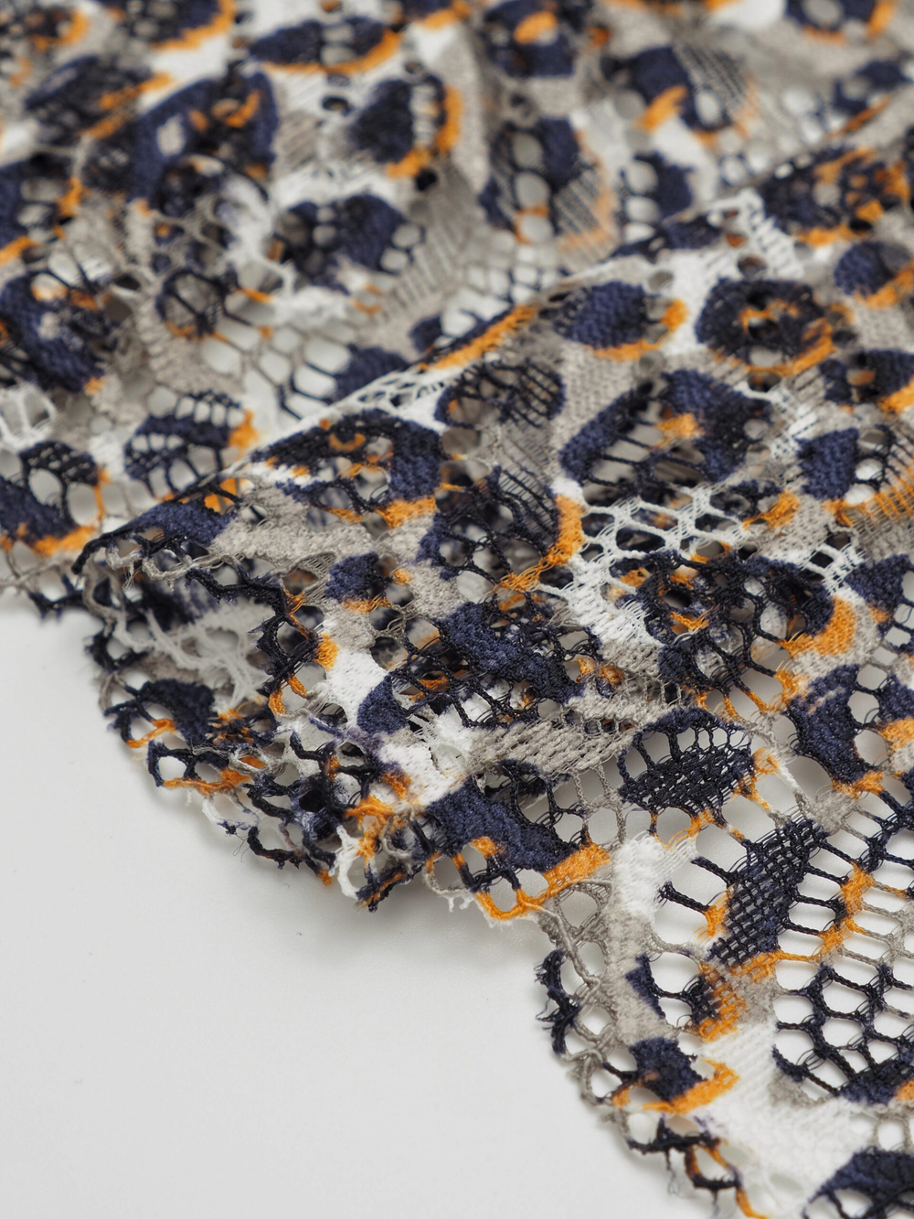 Эластичное кружево леопард белый с оранжевым, серым и темно-синим ширина 22 см