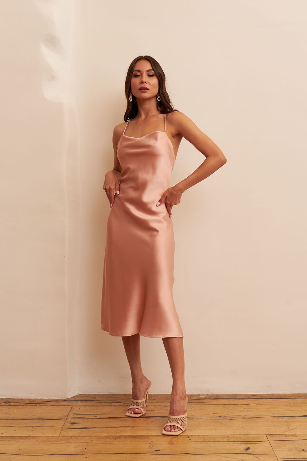 Атласное платье со шнуровкой цвета персиковый сорбет