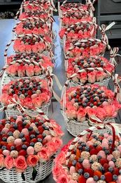 Корзина с клубникой в шоколаде и розами "Аленький цветочек"