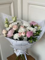 Букет из хризантемы, пионов, лизиантуса, хелеборуса и кустовых пионовидных роз