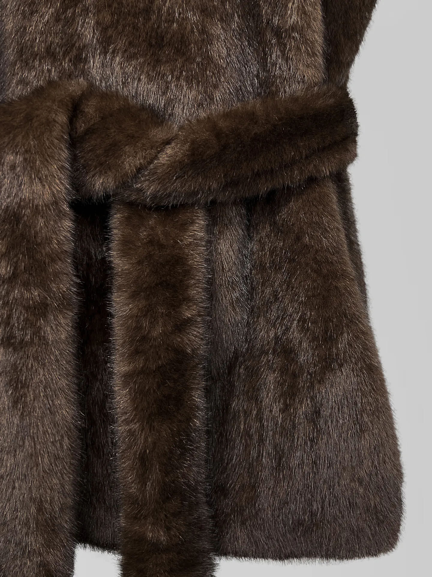 Жилетка Анжелика однотонная меховая с высоким горлом и поясом