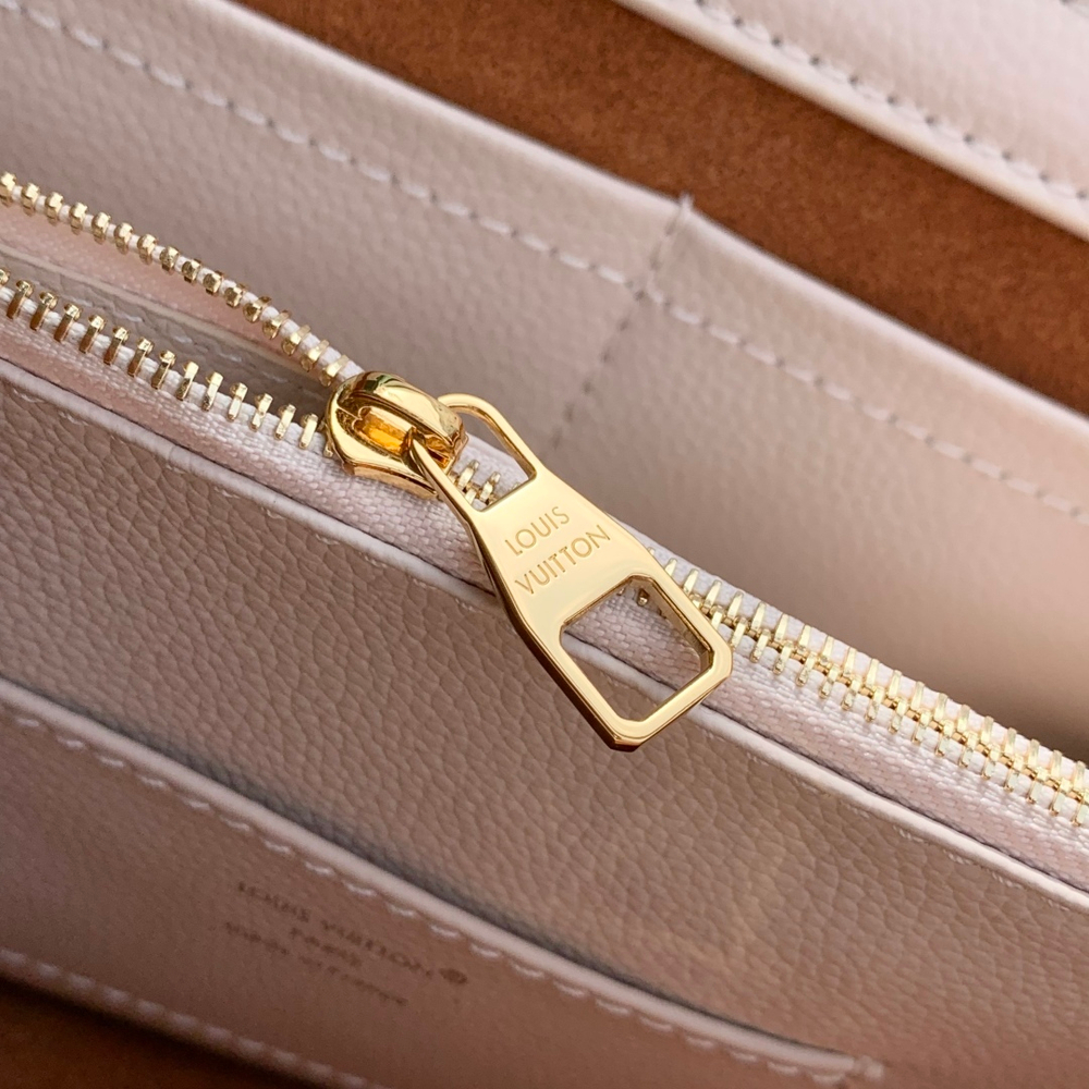 Louis Vuitton Capucines MM Souple