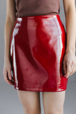 Юбка из эко-кожи мини лаковая бордо