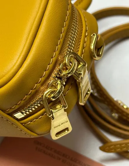 Мини сумка MIU MIU из натуральной кожи в горчичном цвете