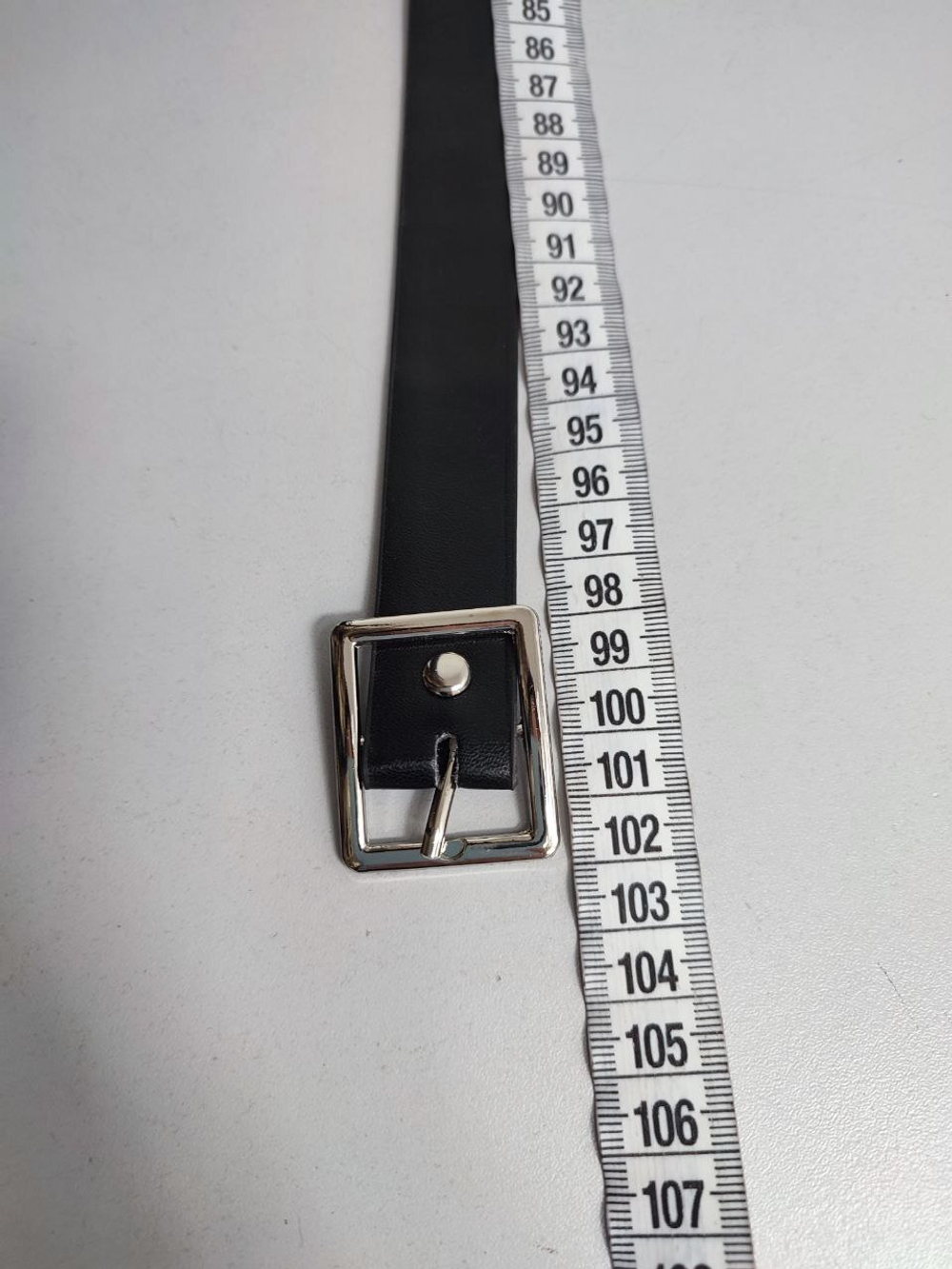 Ремень узкий с прямоугольной пряжкой, новый