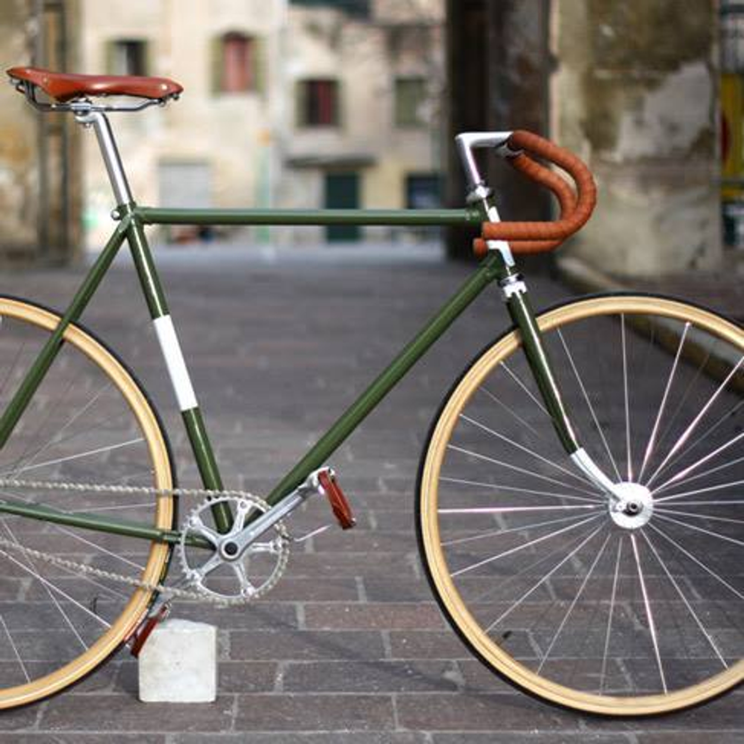 Fixed Gear — велосипеды с прямой передачей, берущие начало от трековых  моделей; пользуются популярность среди представителей хипстерской  молодёжной субкультуры.