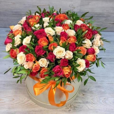 Коробка из 51 кустовой розы