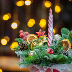 Новогодняя композиция со свечой в красной шляпной коробке