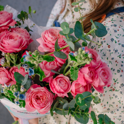 145. Выразительный яркий букет с кустовыми розами и оксипеталумом