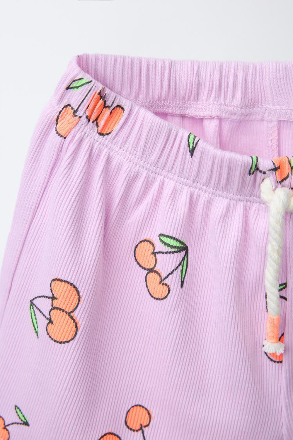 ZARA КОМПЛЕКТ ИЗ ФУТБОЛКИ И ШОРТОВ-БЕРМУДОВ В РУБЧИК С ПРИНТОМ, ЦВЕТ МАЛЬВЫ