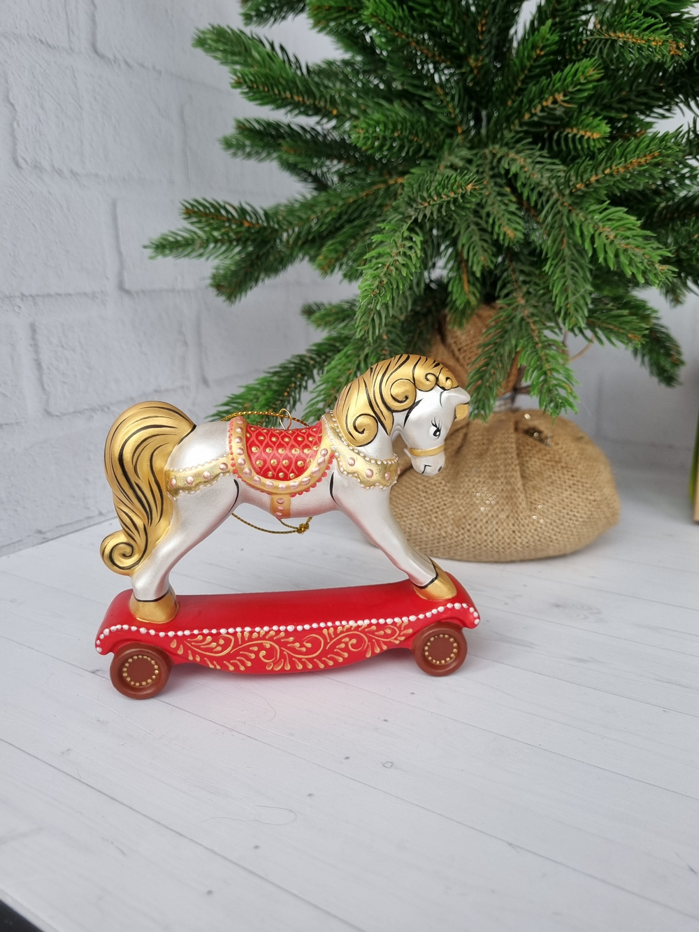 Лошадка Каталка ёлочная игиушка из фарфора