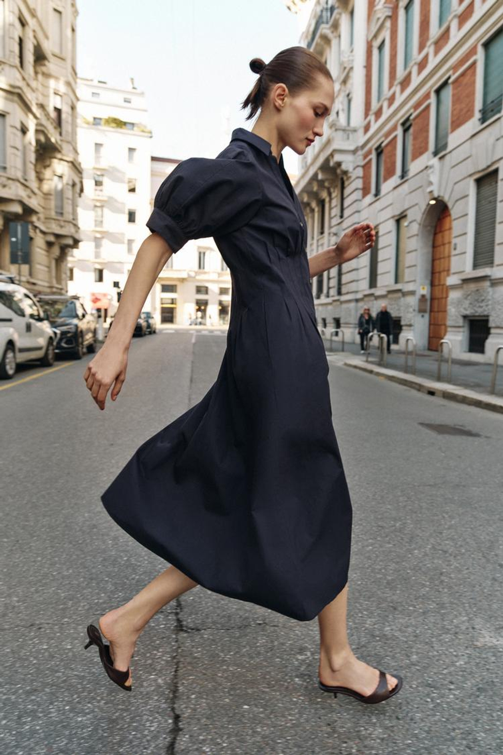 ZARA ПЛАТЬЕ МИДИ ИЗ ПОПЛИНА С ОБЪЕМНЫМИ РУКАВАМИ, МОРСКОЙ СИНИЙ