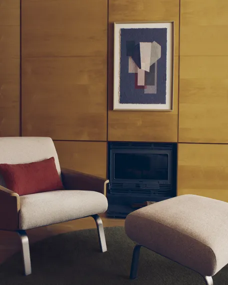 Кресло Amsen, бежевое с подлокотниками из шпона дуба