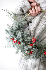 Рождественский венок с илексом на круглой металлической основе