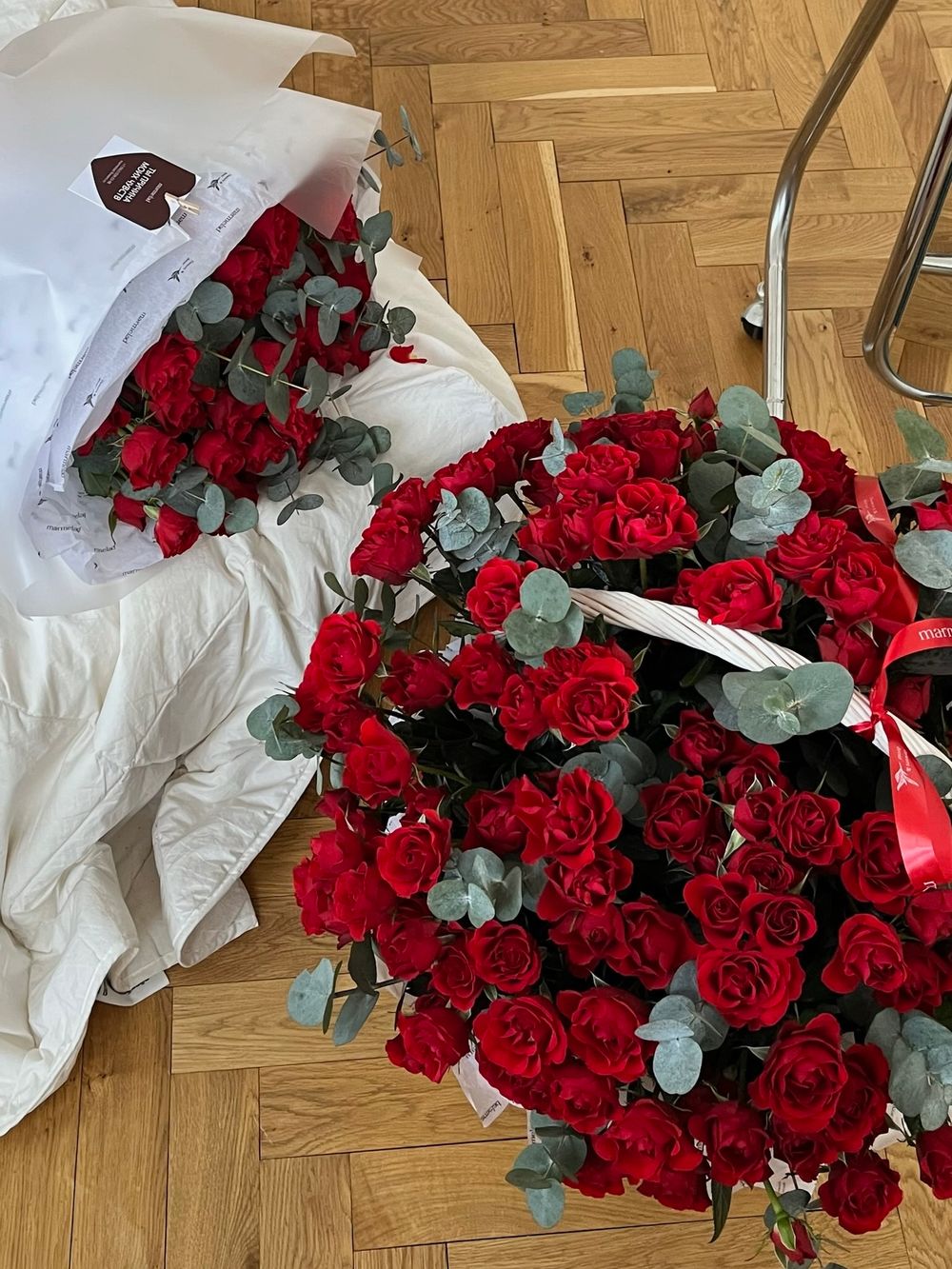 Цветочная корзина из красных кустовых роз и эвкалипта размер XL