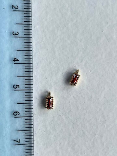 П200-к Подвеска "Прямоугольник" с красным юв. стеклом, 7*3 мм, позолота