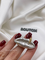 Кольцо Скиап. серебристое в форме "Губ" с золотистым пирсингом в стразах