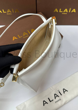 Женская сумка Alaia Le Click East West белого цвета